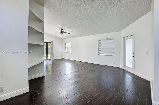 Building Photo - 581 Lakeside Cir