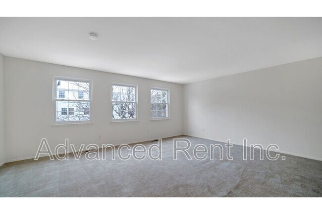 Building Photo - 10 Watkins Glen Ct