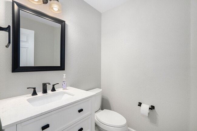 Building Photo - Beautiful 4bed/3bath Home in Marina Point