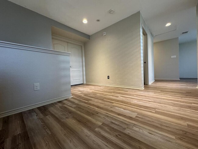 Building Photo - 728 Moon Shadow Ct