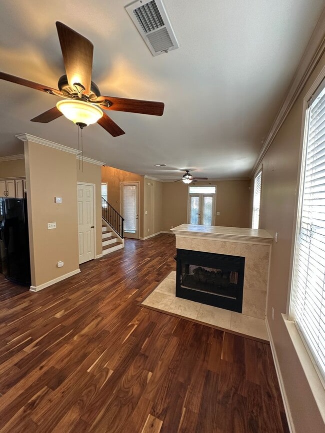 Building Photo - Beautiful 3br/2.5ba home in Harbor Town! B...