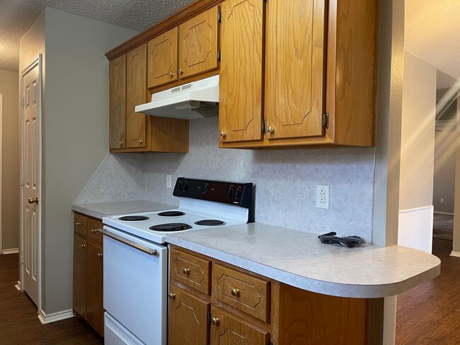 Building Photo - Pre-Leasing  - 3 bed 2 bath