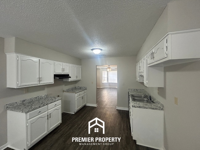 Building Photo - 7130 Redfern Dr