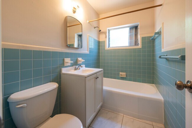 Building Photo - Large home with spacious patio and washer ...