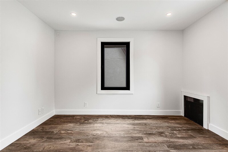 Building Photo - 71-31 Loubet St