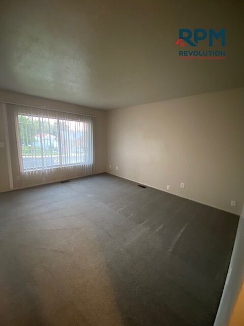 Building Photo - "Charming 3-Bedroom Haven in Sunset