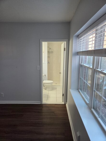 Building Photo - 190 Lake Shore Rd