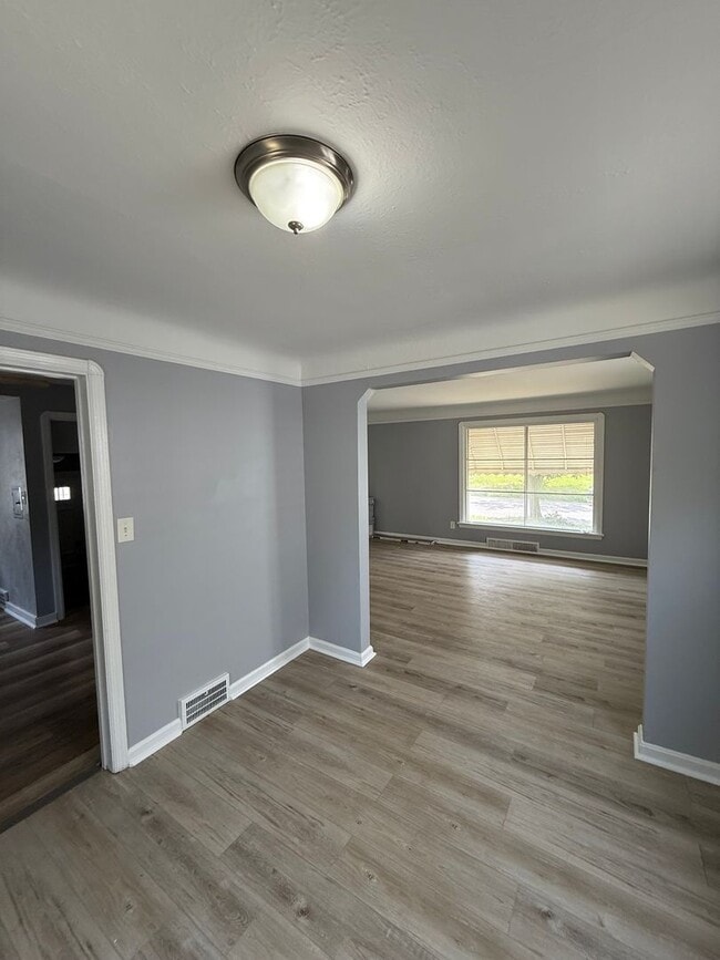 Building Photo - SECTION 8 AND EDEN ACCEPTED! Newly Renovat...