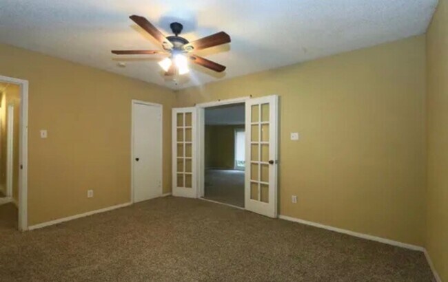 Building Photo - 4 bedrooms 2 Bath