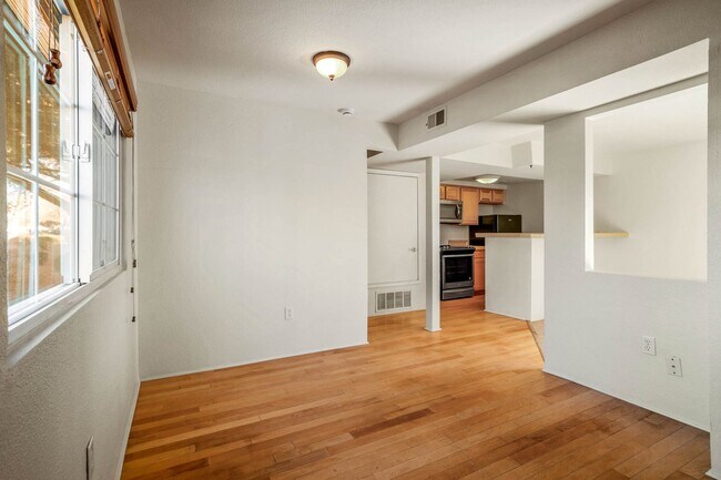 Building Photo - Sunny End Unit in Dos Santos!