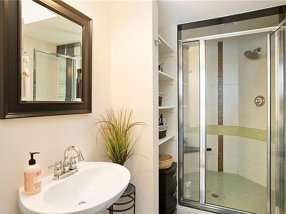 Building Photo - "Spacious 3-Bed Oasis with Granite Eleganc...