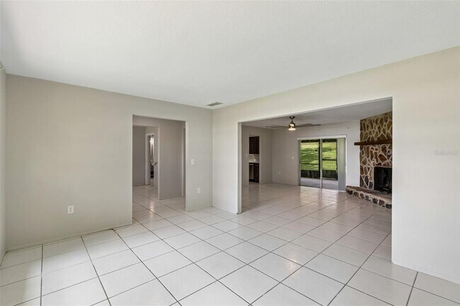 Building Photo - 400 E Silver Star Rd