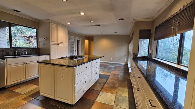 Building Photo - 4902 Westview Dr