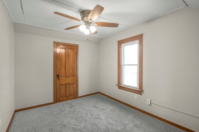 Building Photo - 521 Main St E