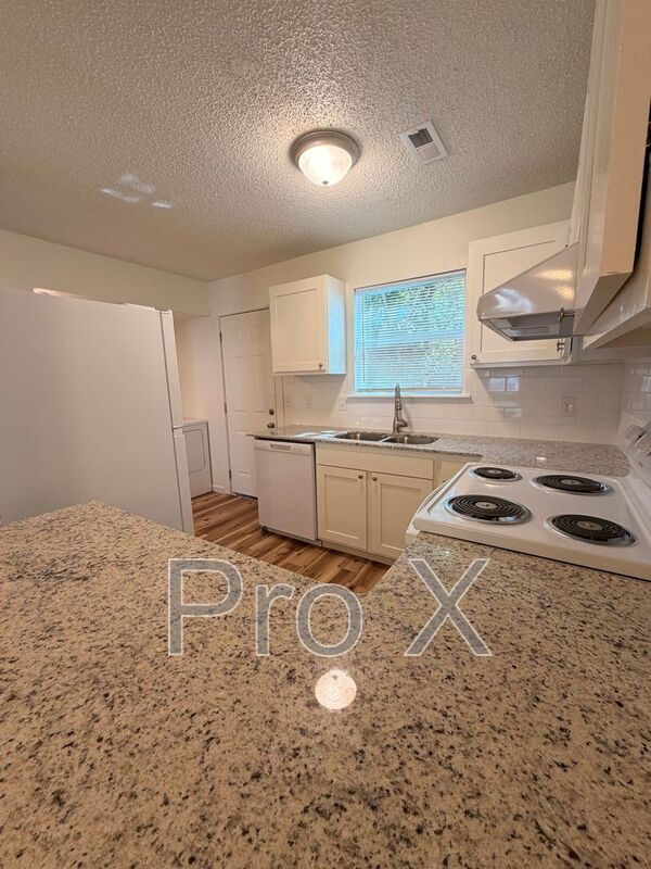 Building Photo - 504 N Betty Jo Dr