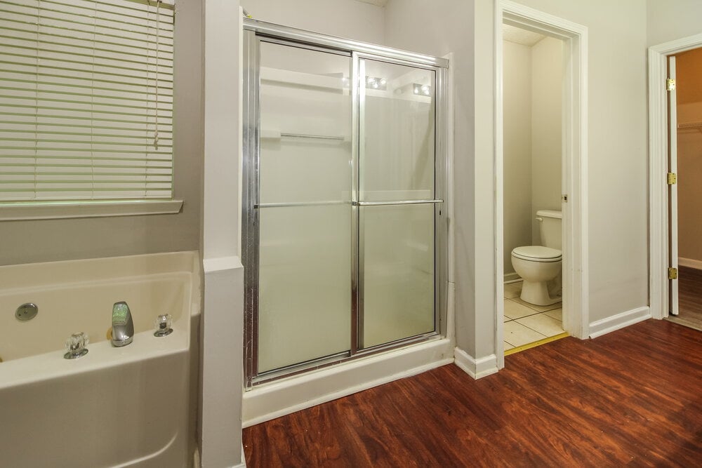 Building Photo - 5729 Lakeview Cir