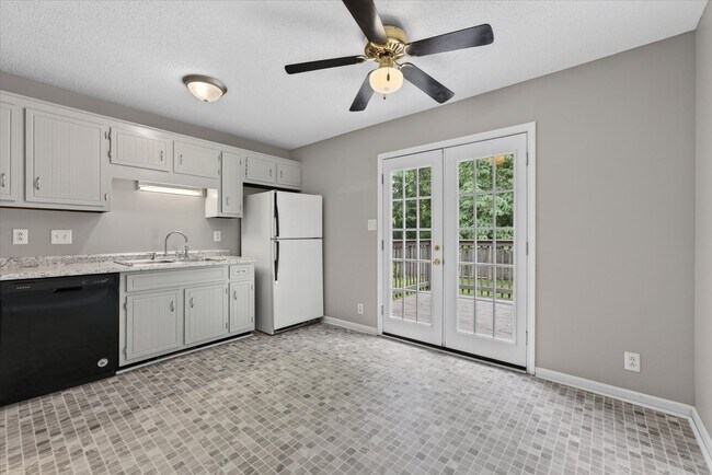 Building Photo - Pet Friendly Three Bedroom!