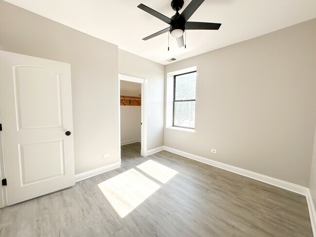 Building Photo - 6410 N Hoyne Ave