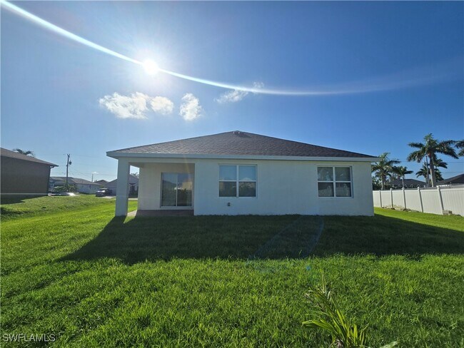 Building Photo - 334 SW 25th Ave