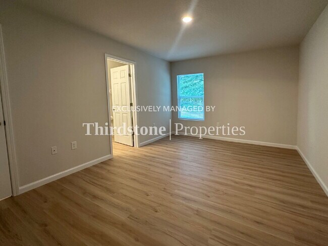 Building Photo - 5024 Paris Ave