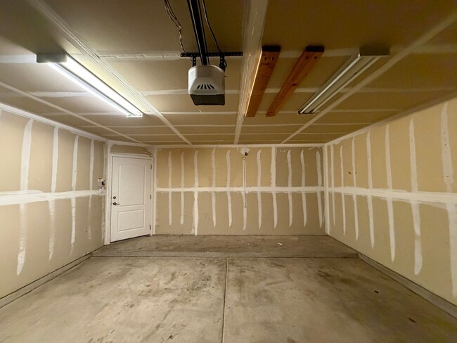 Building Photo - Beautiful Luxury Single Story Town Home Available Near Coors Blvd NW & Dellyne Ave NW!