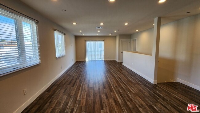 Building Photo - 1255 N Kingsley Dr