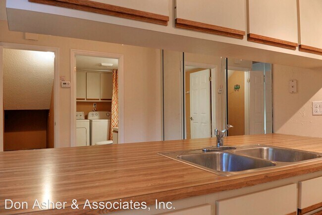 Building Photo - 2 br, 2.5 bath House - 5262 Coral Court Un...
