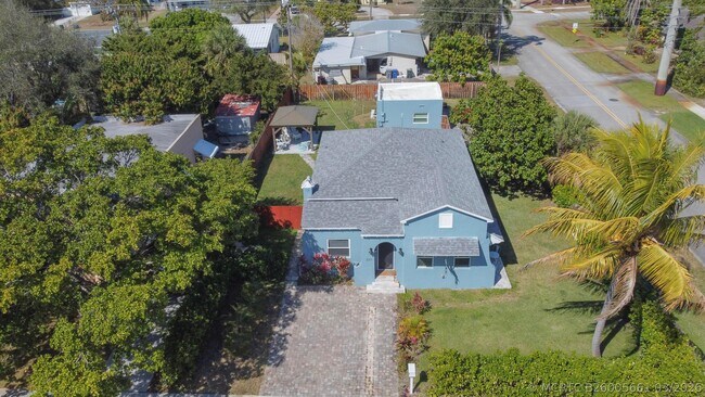 Building Photo - 301 Hawthorne Dr