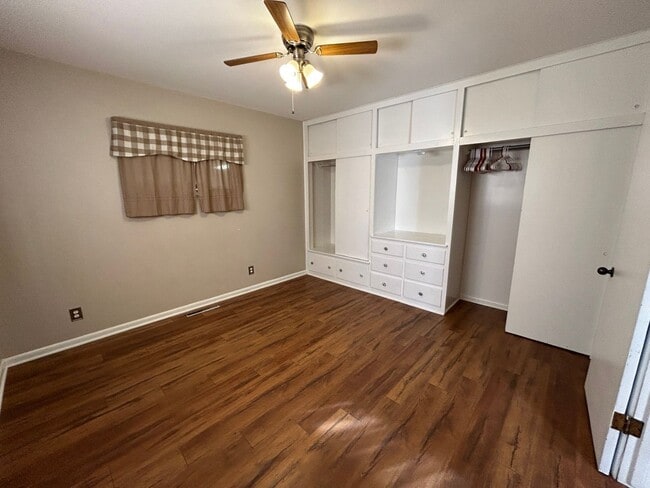 Building Photo - 3 Bedroom 1 Bath Large House with Garage & Many Amenities