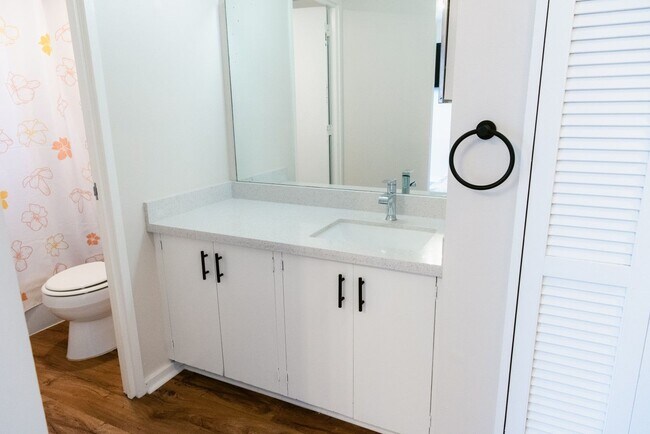 Building Photo - Great 1 Bedroom, 1 Bath with Parking * AC ...