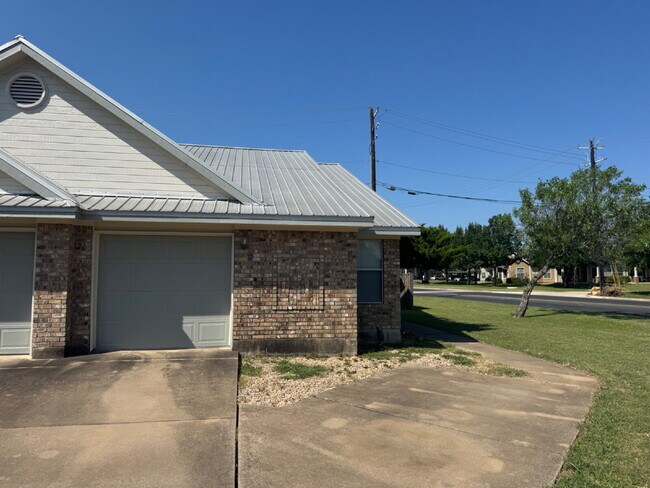 Building Photo - 2-Bed 2-Bath 1-Car Garage easy access to W...