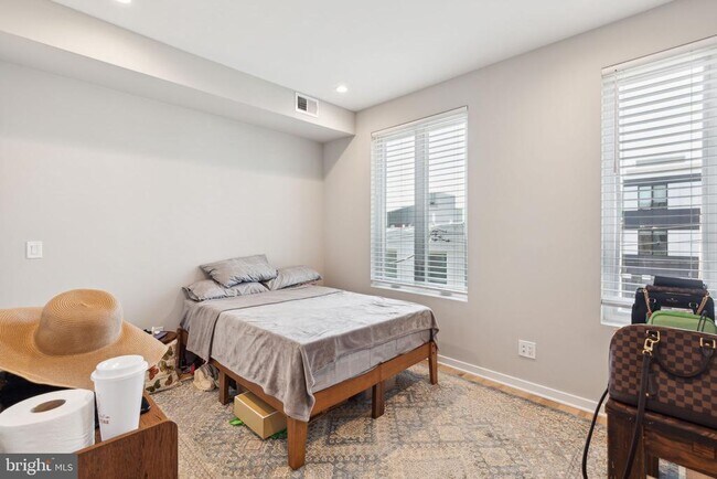 Building Photo - 1510 N Hollywood St