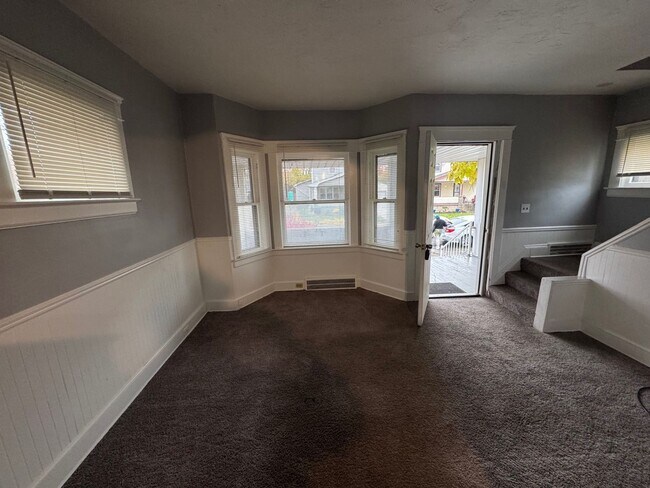 Building Photo - Charming 3-Bedroom Property in Prime Location