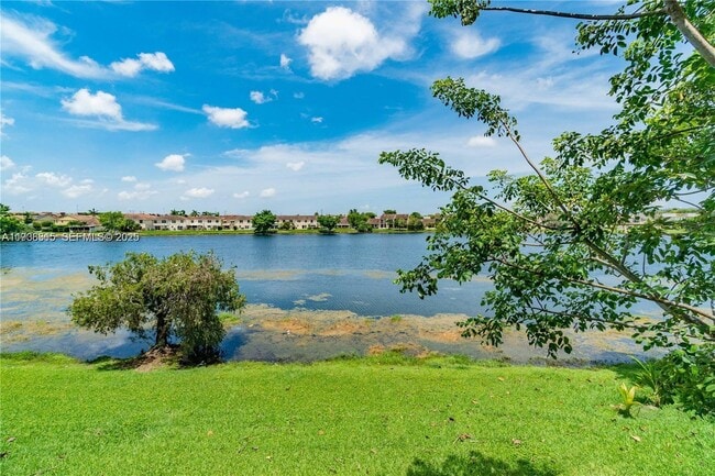 Building Photo - 9363 Fontainebleau Blvd