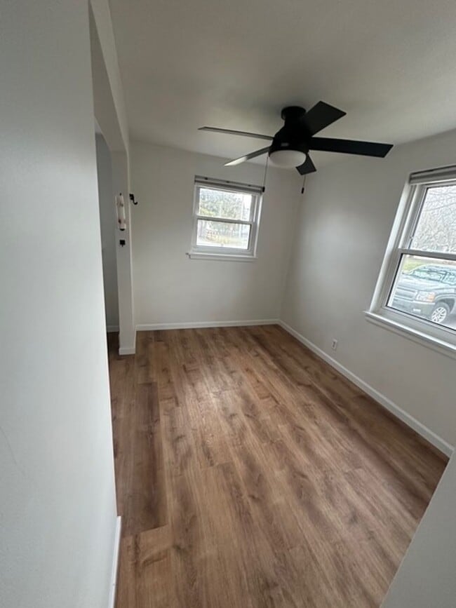 Building Photo - 11 Hedge St