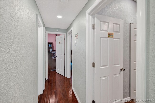 Building Photo - 300 SW 25th Ave