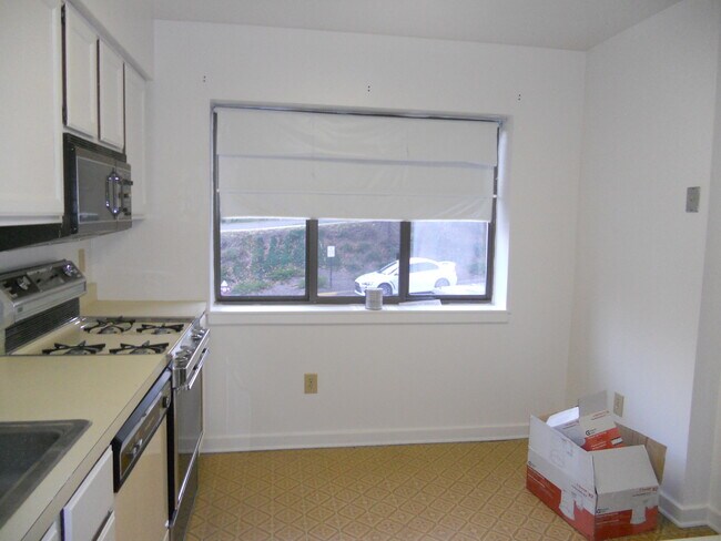 Building Photo - 3733A Madison Ln