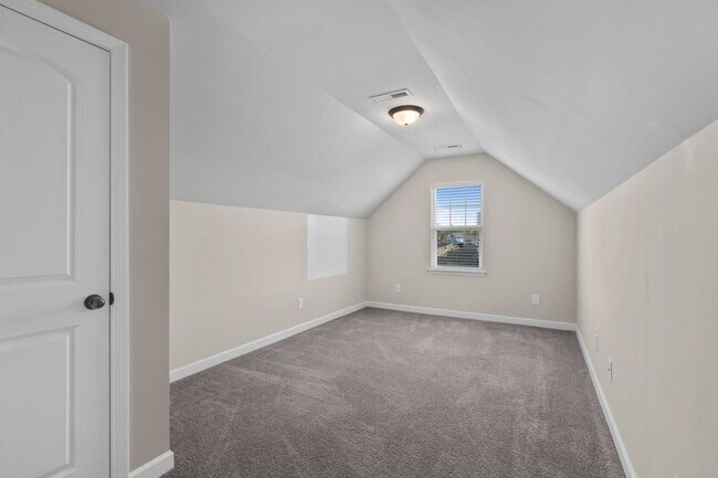 Building Photo - 3 bedroom with BONUS room in community pool neighborhood!