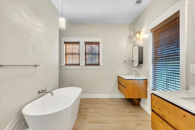 Building Photo - Downtown 4 bedroom home