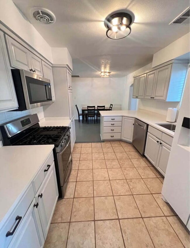 Building Photo - "Private Room with a shared bathroom (1 other room) locate in the Heart of Washington, UT!"