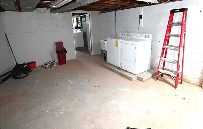 Building Photo - 1093 Washington St