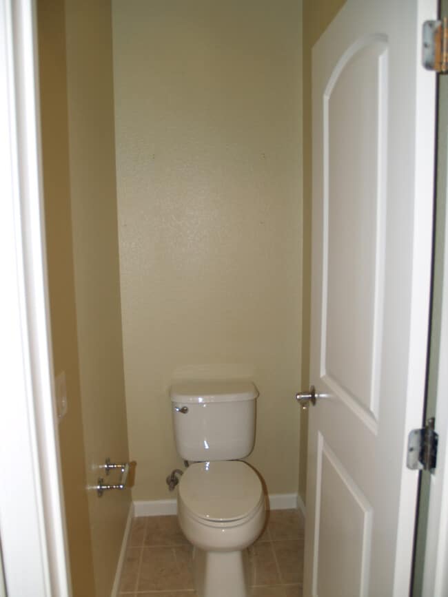 Building Photo - Beautiful end-unit Townhouse 3 bedrooms/2....