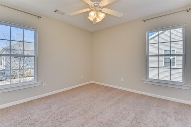 Building Photo - 3 Bedroom 2.5 Bath in Canterbury Farms!