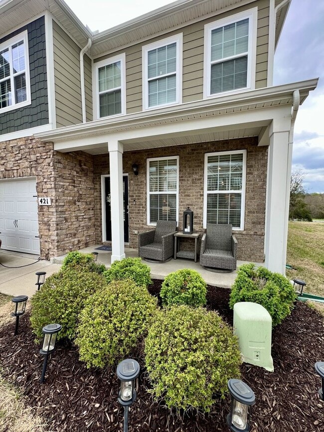 Building Photo - FOR LEASE: END UNIT TOWNHOME LOCATED IN LE...