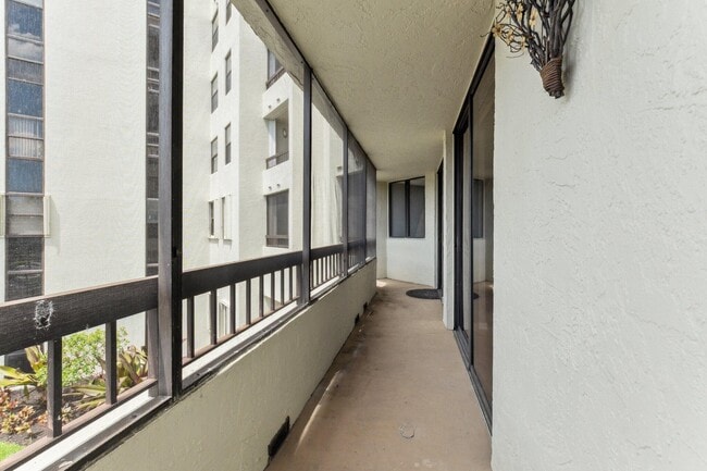 Building Photo - 6463 La Costa Dr