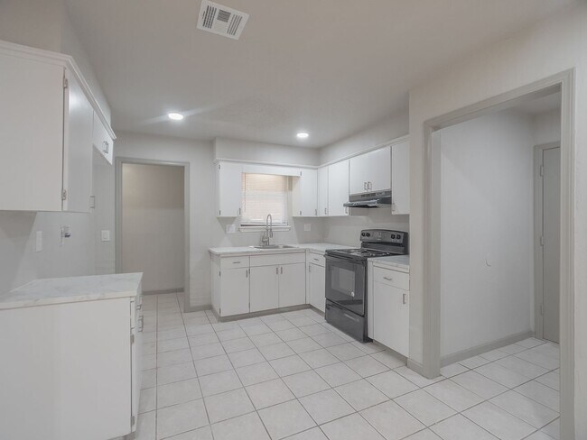 Building Photo - Charming 3 bedroom, 1.5 bath single-family home in a quiet northwest Oklahoma City neighborhood