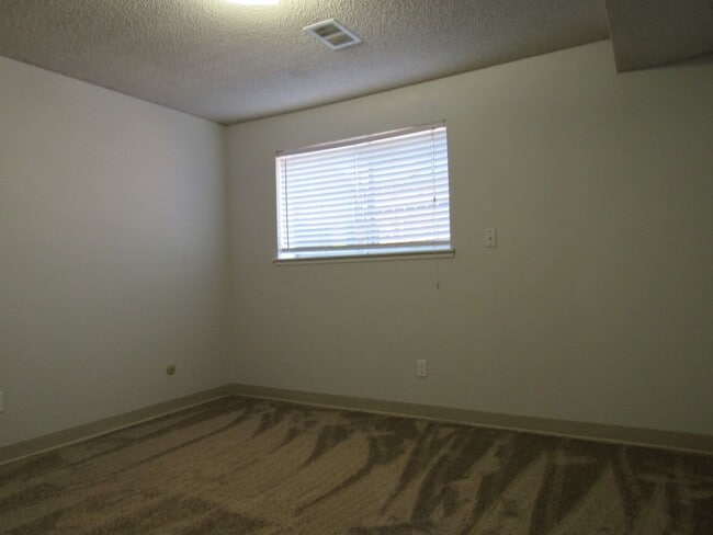 Building Photo - Remodeled Huge 4 Bedroom Townhome