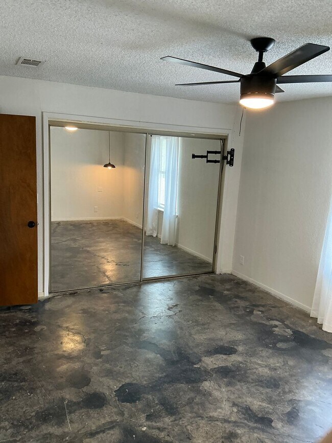 Building Photo - COMING SOON 4/2 with Acreage & BONUS SPACE