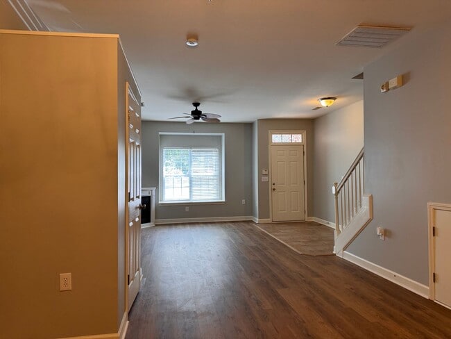 Building Photo - 2BR 2.5BA Townhome with Screened Porch