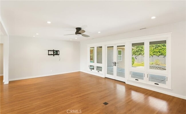 Building Photo - 933 W Riviera Dr